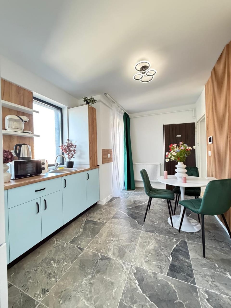 Coffee/tea facilities, microwave, oven, washing machine, kitchen, kitchen
