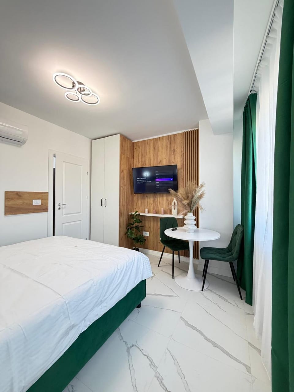 Bed, TV and multimedia, Photo of the whole room, Bedroom, wardrobe, air conditioner