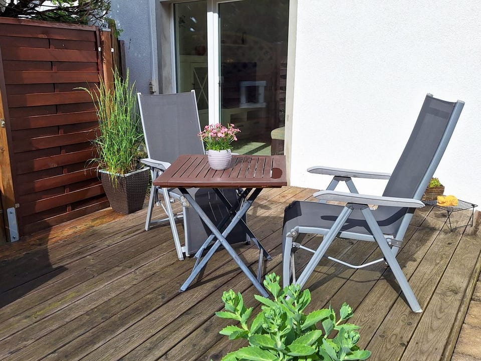 Property building, View (from property/room), Balcony/Terrace, Dining area