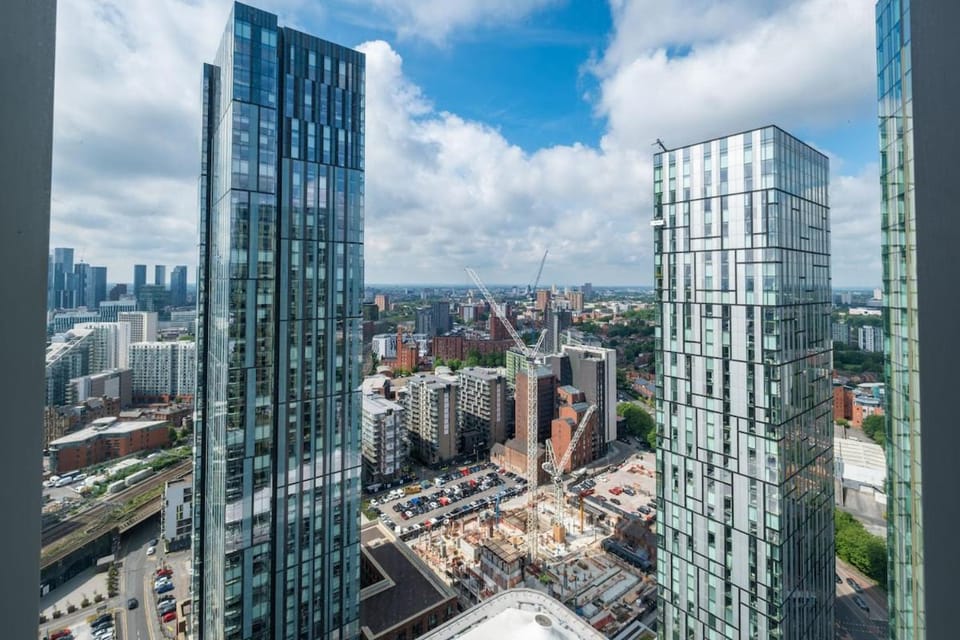 Exchange Suite | 3BR Modern Apartment | Central Apartment in Salford