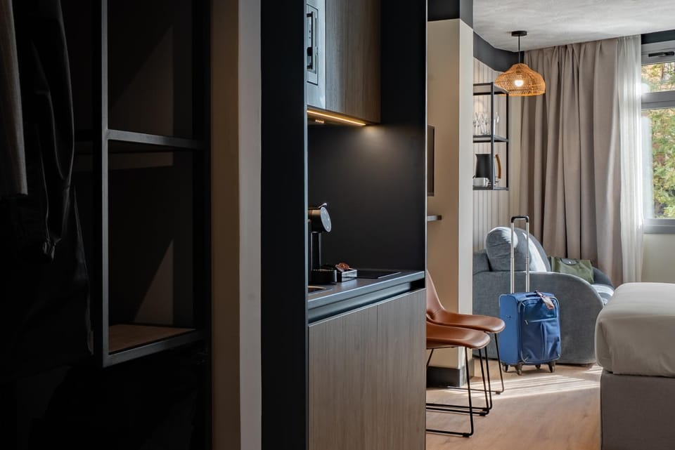 Coffee/tea facilities, Kitchen or kitchenette, Bedroom, microwave, wardrobe, kitchen