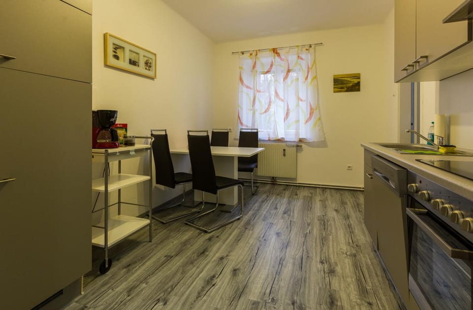 Coffee/tea facilities, Kitchen or kitchenette, Photo of the whole room, Decorative detail, Seating area, Dining area
