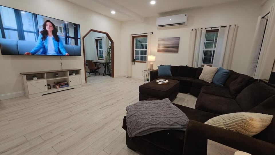 Communal lounge/ TV room, TV and multimedia, Living room, Seating area, Evening entertainment, air conditioner