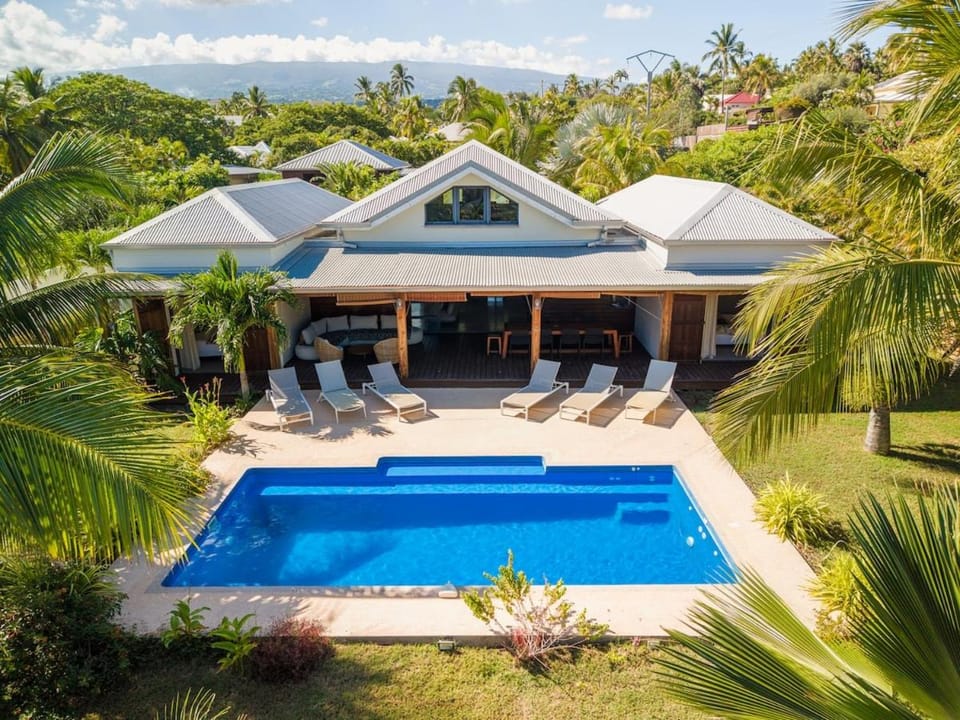 Property building, Garden, Garden view, Swimming pool