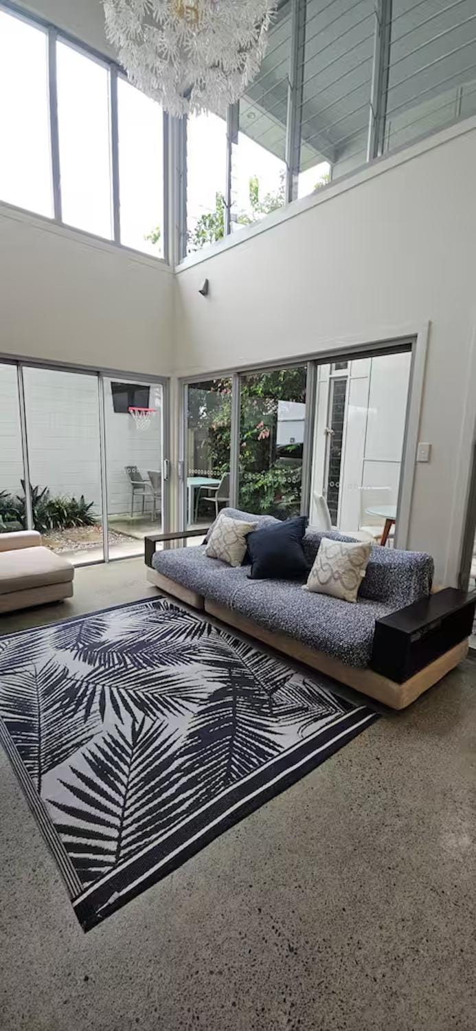 Cozy and Stylish 3BR2B Coastal Retreat House in Burleigh Heads