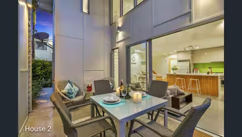 Cozy and Stylish 3BR2B Coastal Retreat House in Burleigh Heads