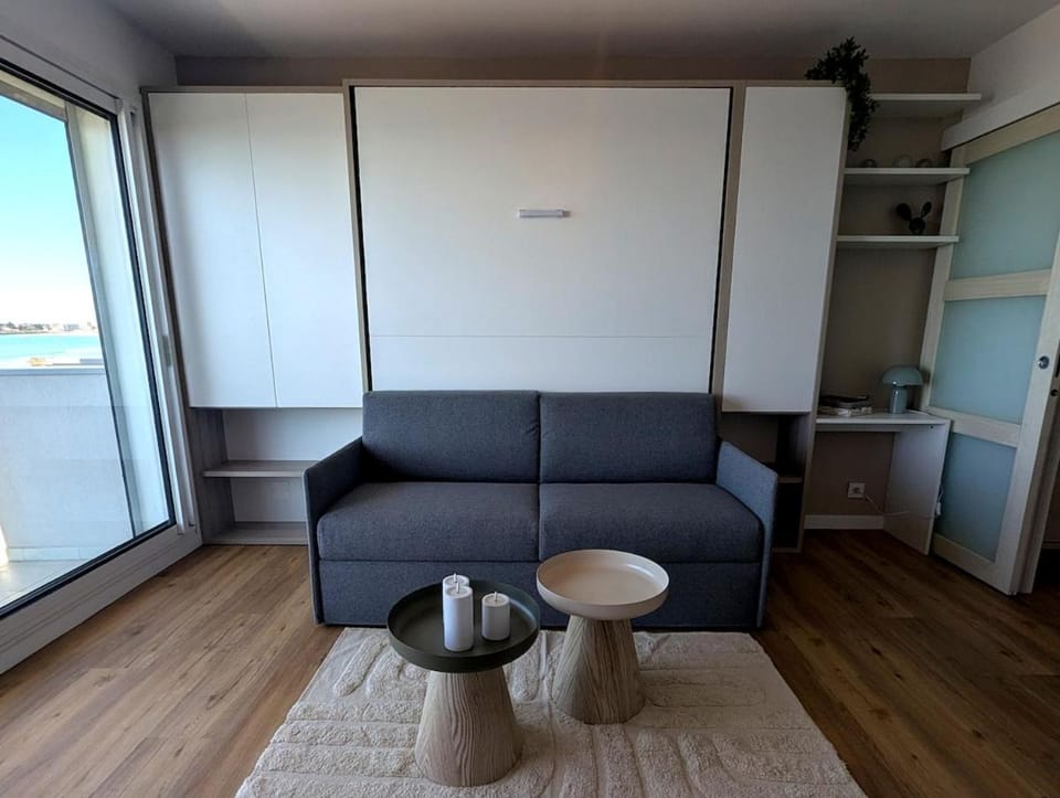Bed, Living room