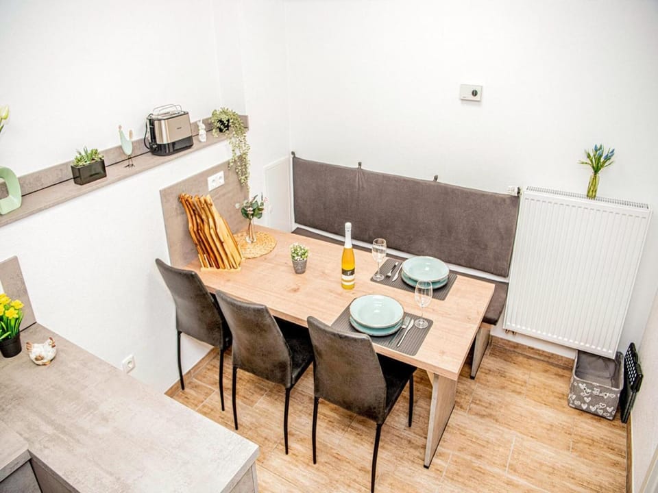 Kitchen or kitchenette, Dining area, Food