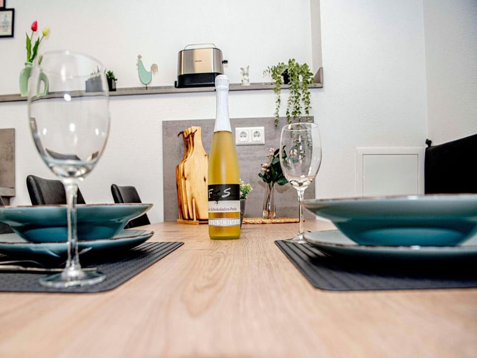 Food and drinks, Seating area, Dining area
