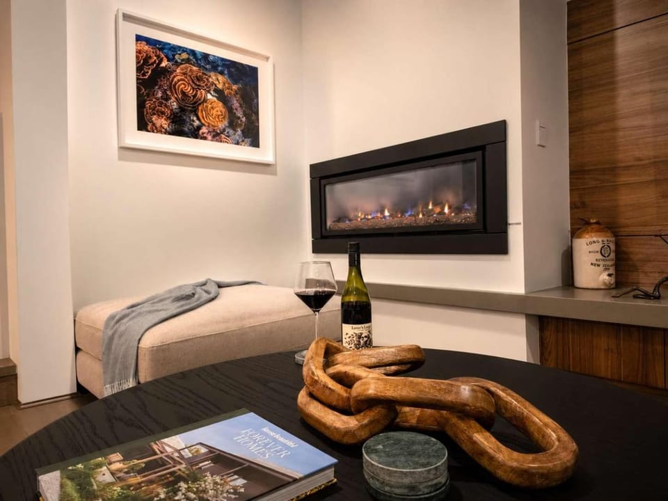 TV and multimedia, Seating area, fireplace