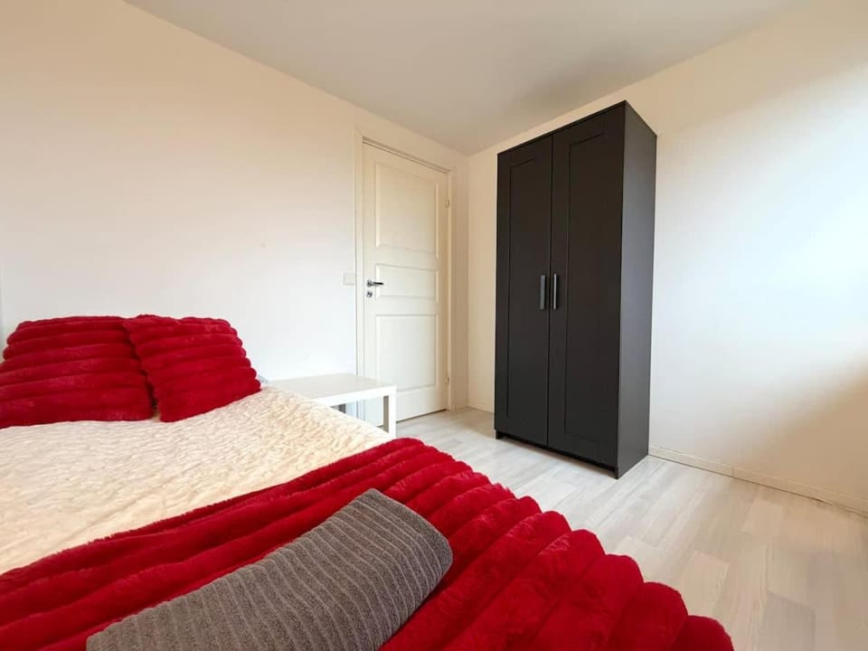 Workers Villa Near All Worksites 5 Bedrooms 8 Beds House in Gothenburg