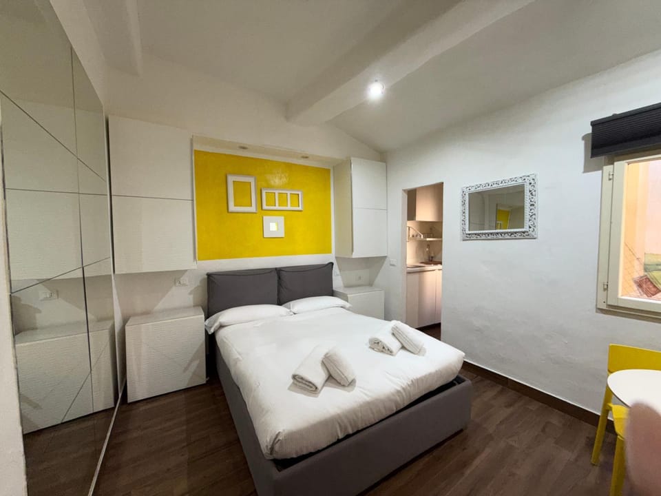 Bed, Kitchen or kitchenette, Photo of the whole room, Bedroom