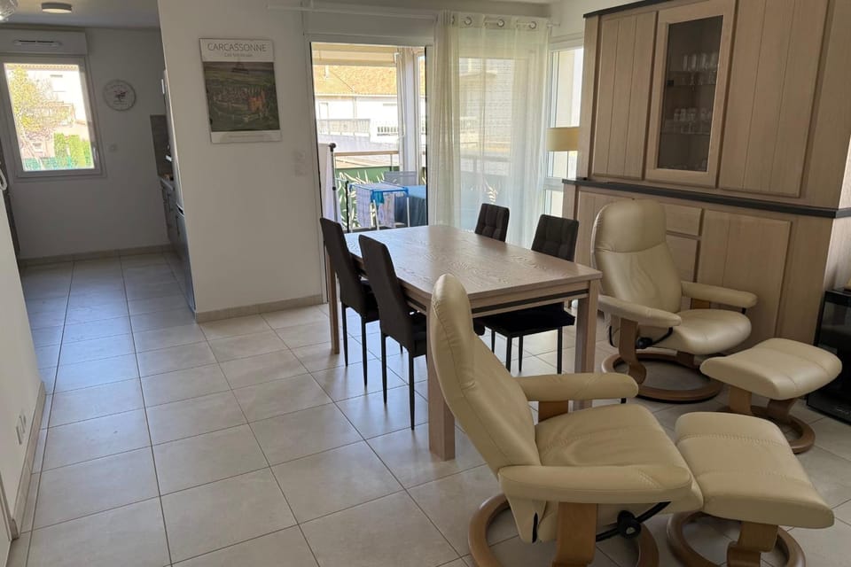Living room, Seating area, Dining area, air conditioner