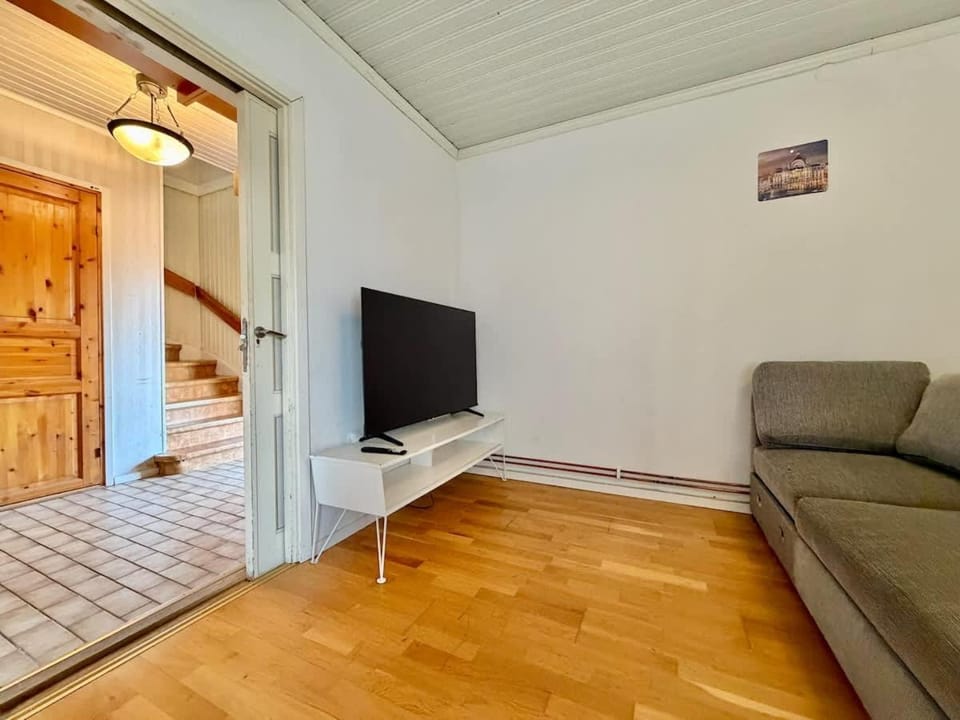 6 Bedroom Villa for Workers With Free Parking House in Gothenburg