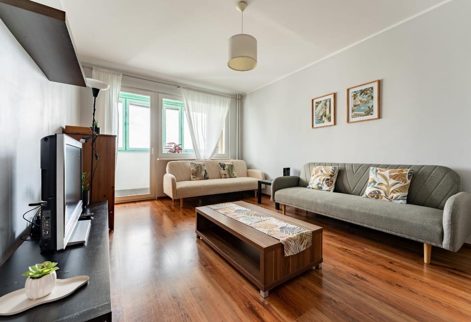 Bed, TV and multimedia, Living room, Photo of the whole room, Seating area, Bedroom