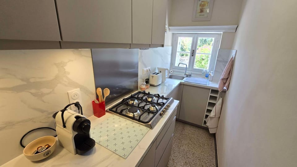 Coffee/tea facilities, Kitchen or kitchenette, stove