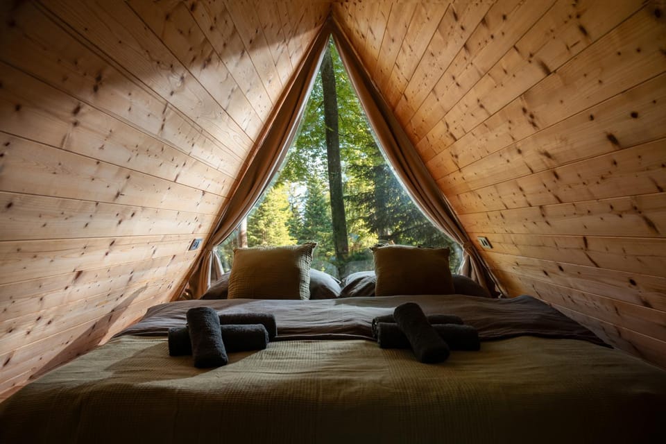 Property building, Bed, Bedroom