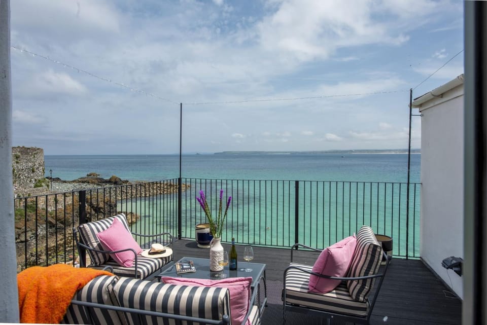 Day, Natural landscape, Balcony/Terrace, Seating area, Dining area, Sea view