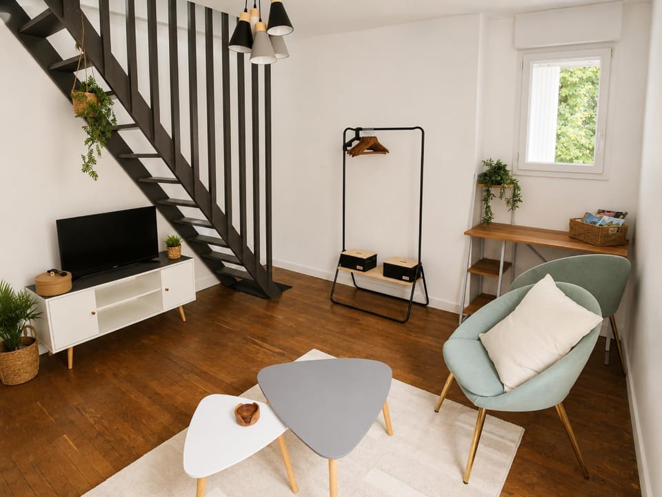 TV and multimedia, View (from property/room), Living room, Decorative detail, Seating area, internet