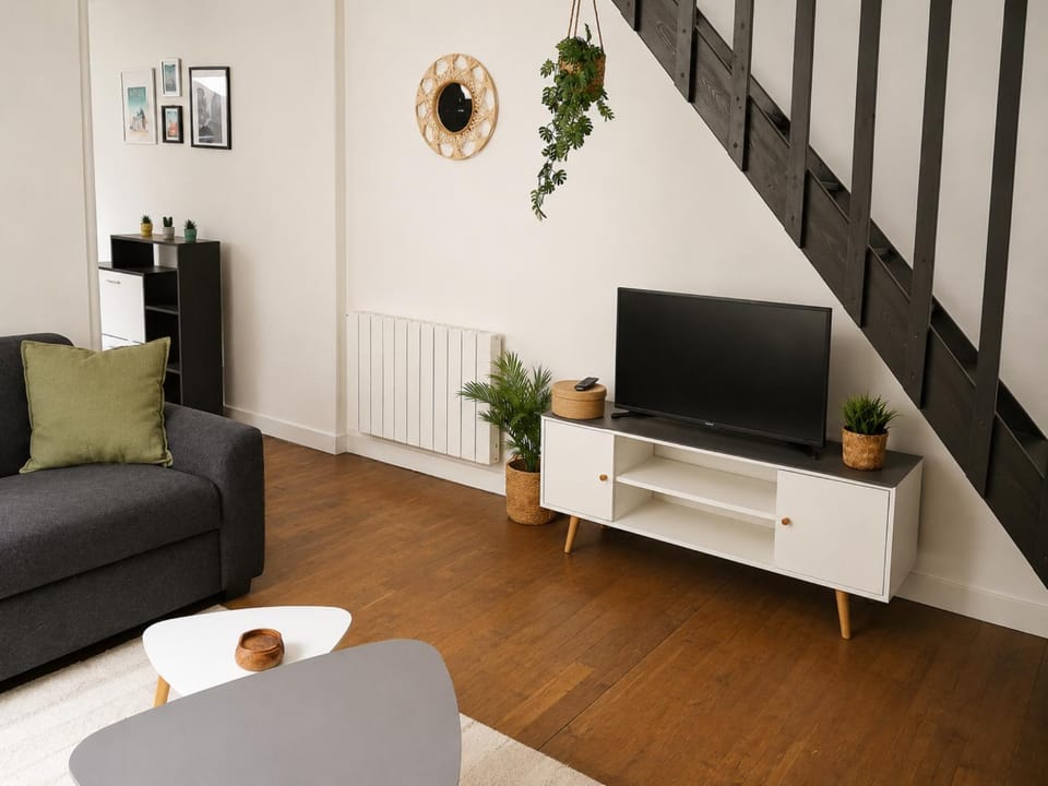 TV and multimedia, View (from property/room), Living room, Seating area, internet