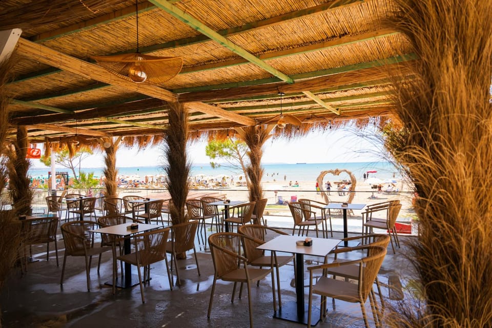 Restaurant/places to eat, Lounge or bar