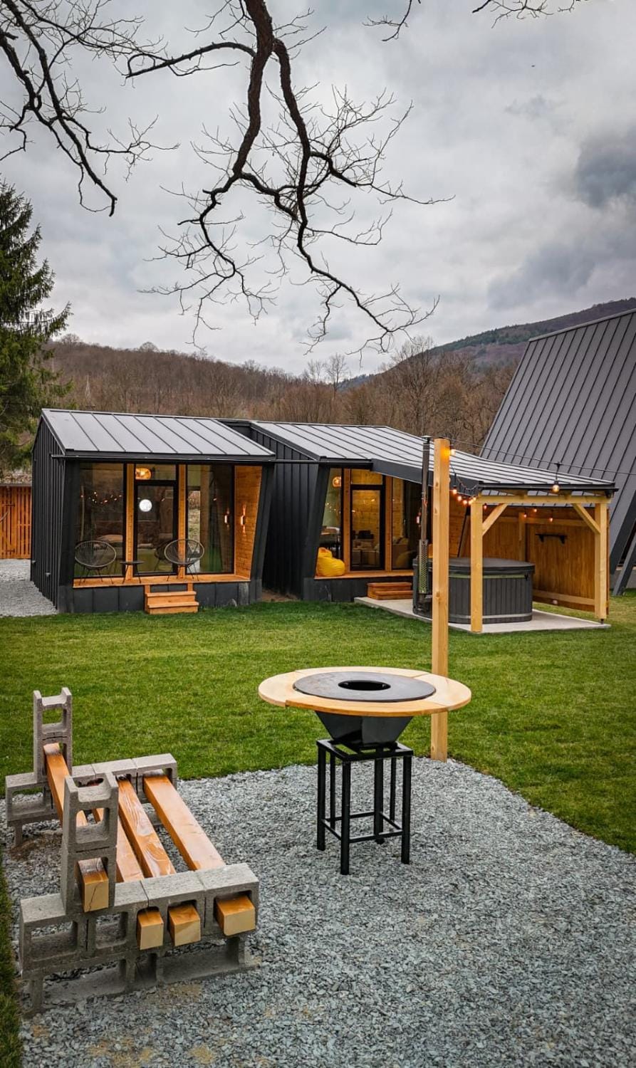 Property building, Day, Natural landscape, Garden, Garden view