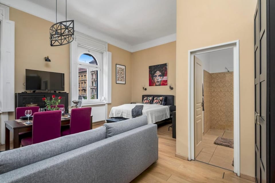 Lil Josephs Romantic burgundy Apartment III Apartment in Budapest