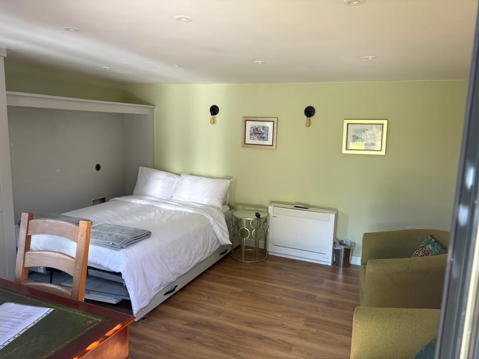 Bed, Photo of the whole room, Seating area