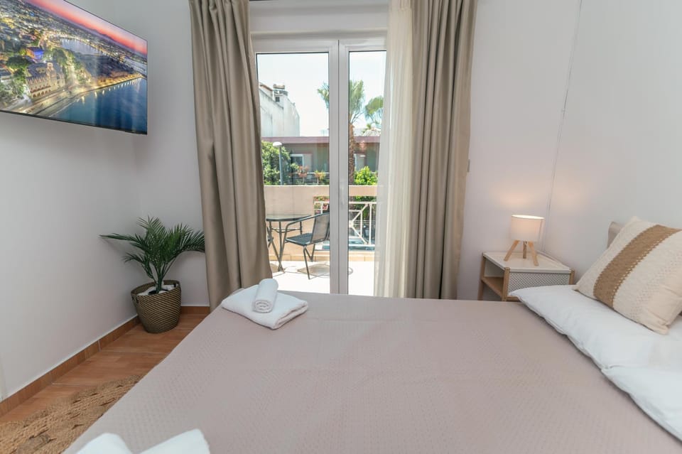 Bed, TV and multimedia, View (from property/room), Balcony/Terrace, Bedroom, towels