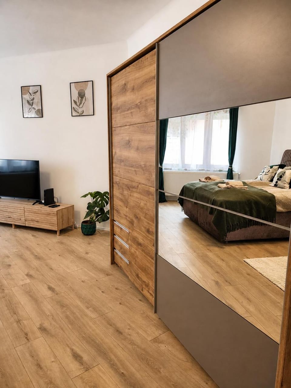 TV and multimedia, Photo of the whole room, Bedroom