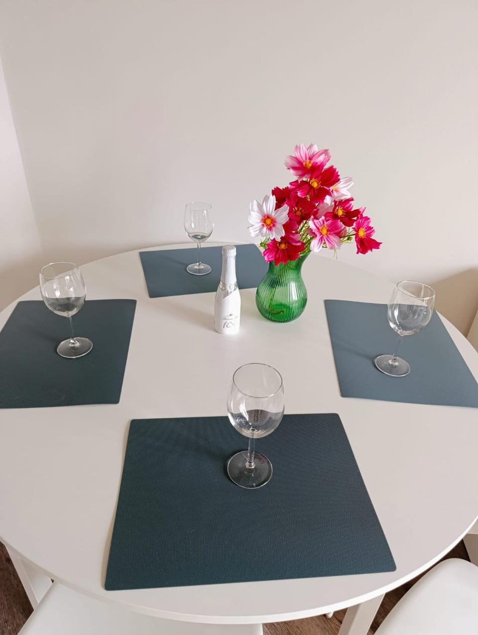 Brand New studio apartment #10 near center with FREE street parking Apartment in Prague