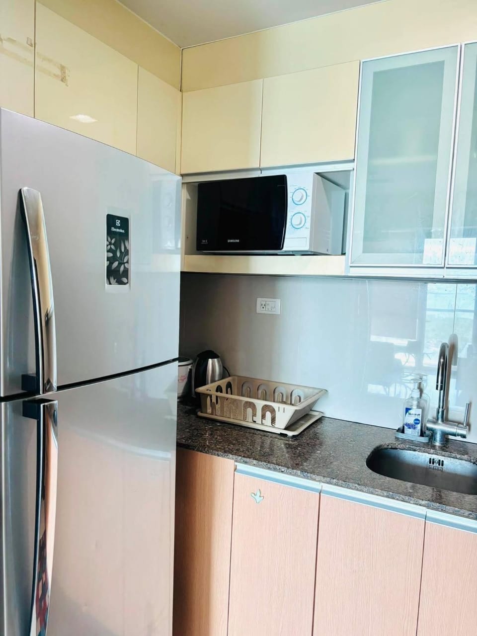 Coffee/tea facilities, oven, stove