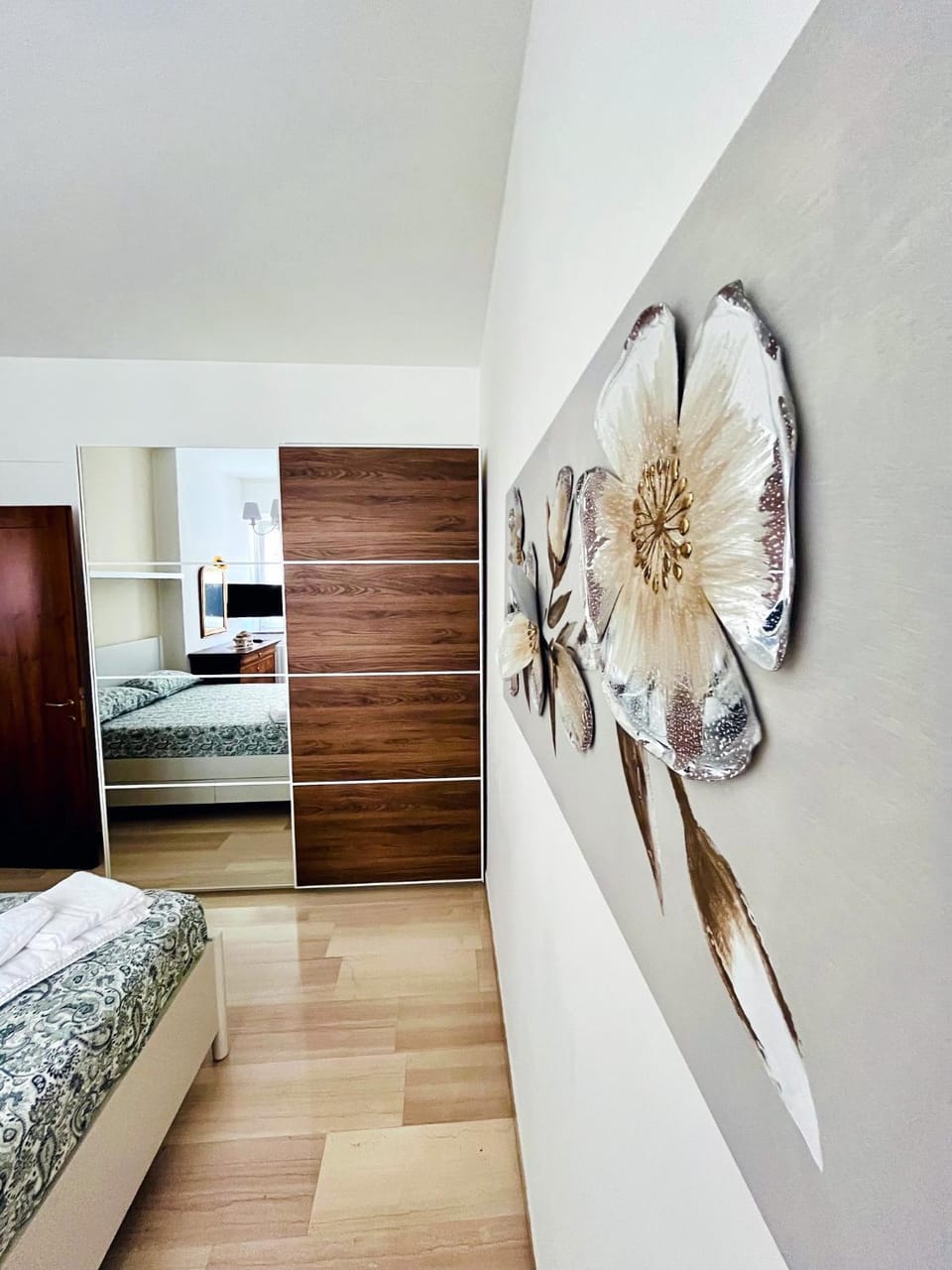 Photo of the whole room, Bedroom, wardrobe