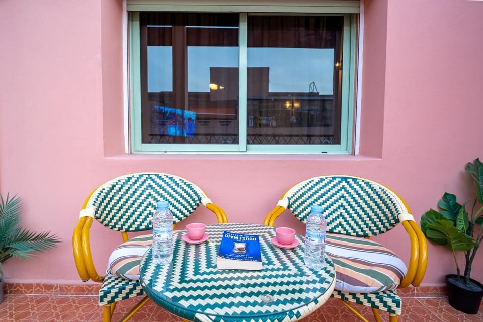 Cozy Boho Balcon 2 ACs et Parking 6 min Gueliz Apartment in Marrakesh