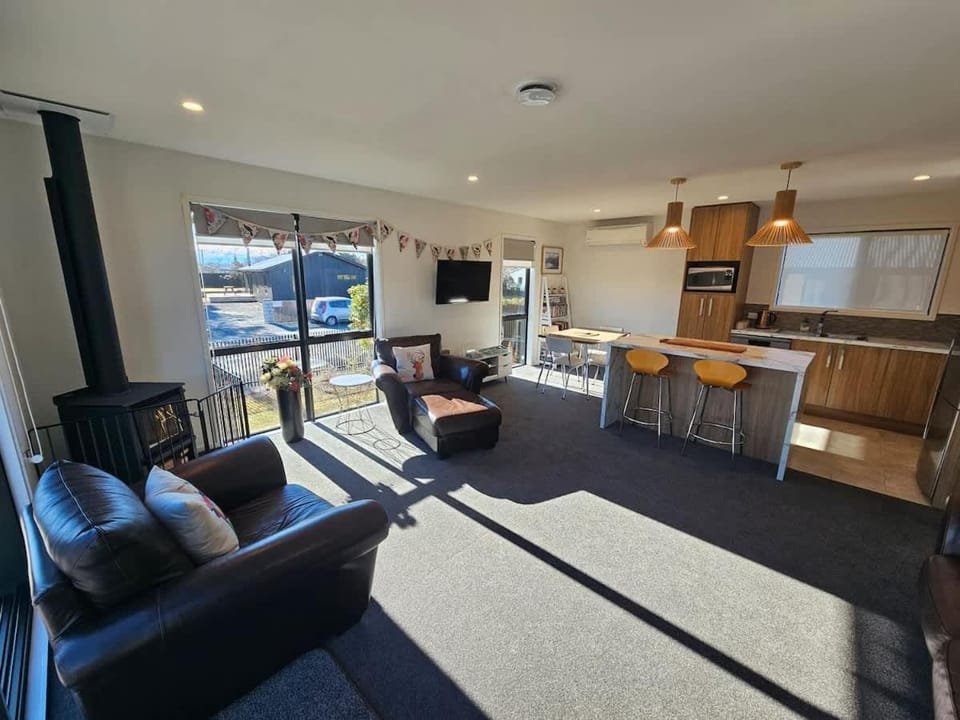 Glenbrook Retreat Twizel - New Build, Walk to Town, Fire, Sleeps 5, Wi-Fi House in Twizel