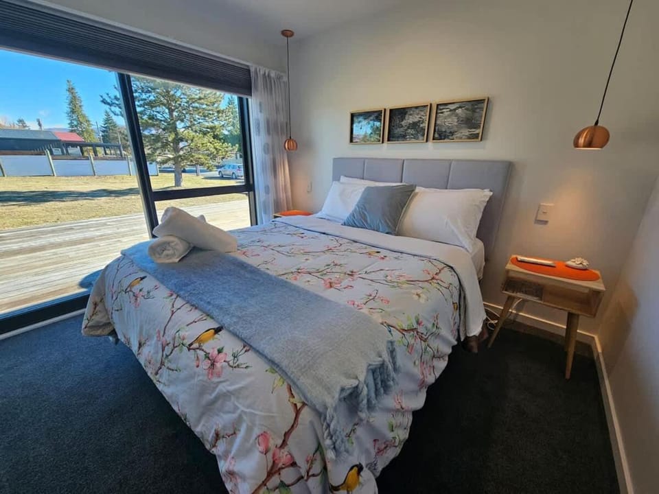 Glenbrook Retreat Twizel - New Build, Walk to Town, Fire, Sleeps 5, Wi-Fi House in Twizel