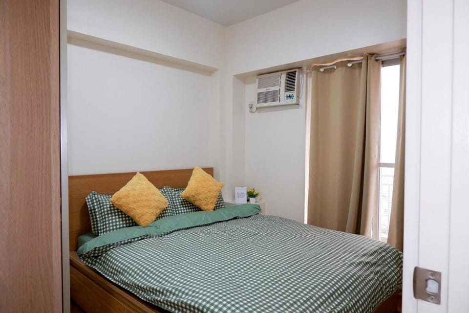 2BR Condo with Full Kitchen, Balcony and Wi-Fi in QC Apartment in Region of Manila