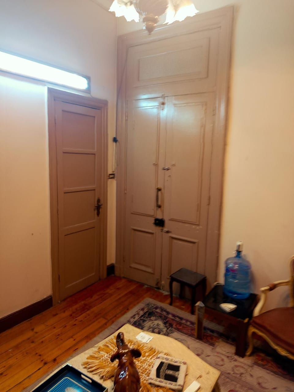Living room, Food and drinks, Seating area, Food