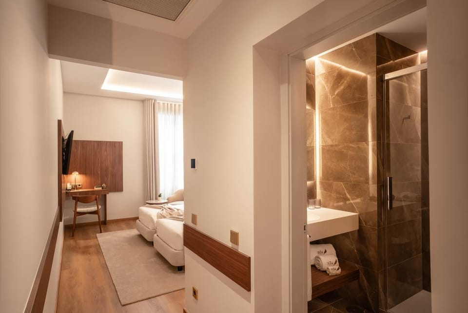 Toilet, Bed, Bathroom, Photo of the whole room, Bedroom
