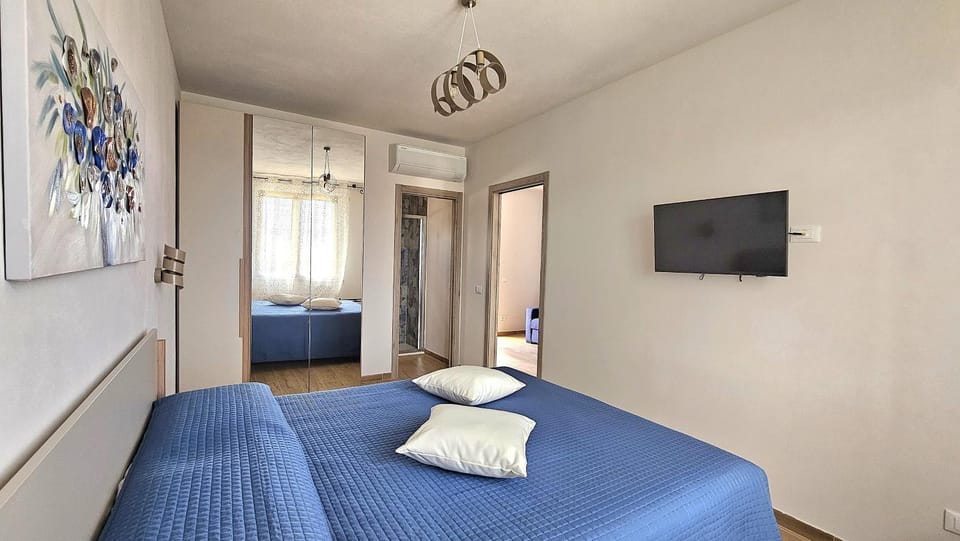 Bed, TV and multimedia, Photo of the whole room, Bedroom, towels, wardrobe, air conditioner