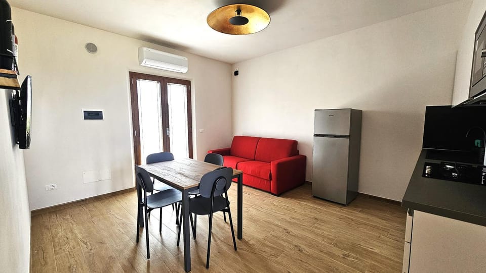 Kitchen or kitchenette, Seating area, Dining area
