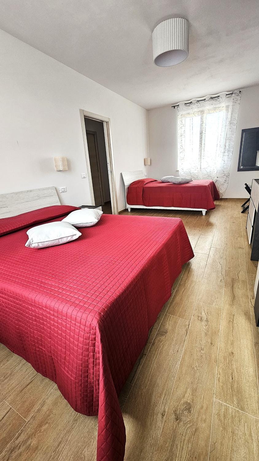 Bed, TV and multimedia, Photo of the whole room, Bedroom