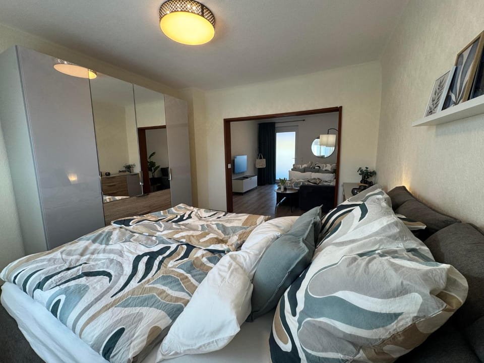 Bed, TV and multimedia, Photo of the whole room, Bedroom