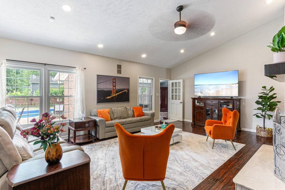 Communal lounge/ TV room, TV and multimedia, Living room, Seating area, Evening entertainment