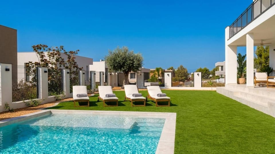 Villa Las Golondrinas Completly New Beach 20 minutes walk Calm Area High Comodity and Nice Decoration Villa in Sitges