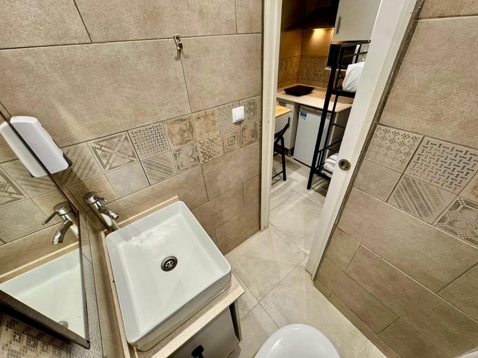 Nuevo Estudio con baño privado frente al metro BCN Apartment in L'Hospitalet de Llobregat