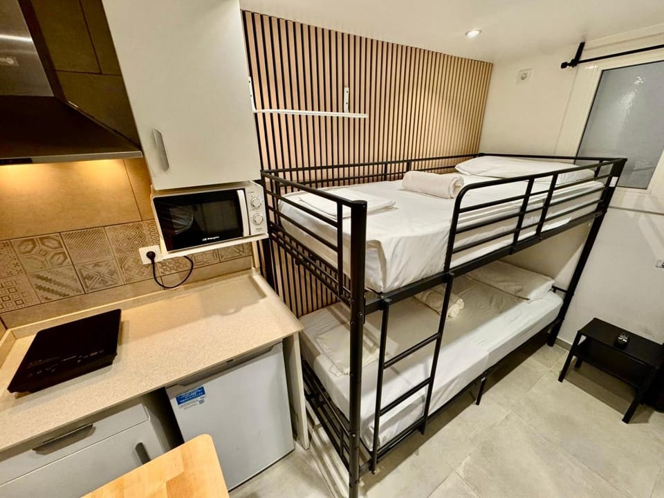 Nuevo Estudio con baño privado frente al metro BCN Apartment in L'Hospitalet de Llobregat