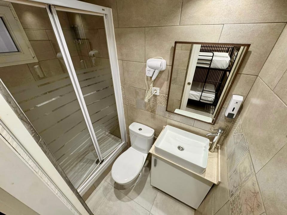 Nuevo Estudio con baño privado frente al metro BCN Apartment in L'Hospitalet de Llobregat