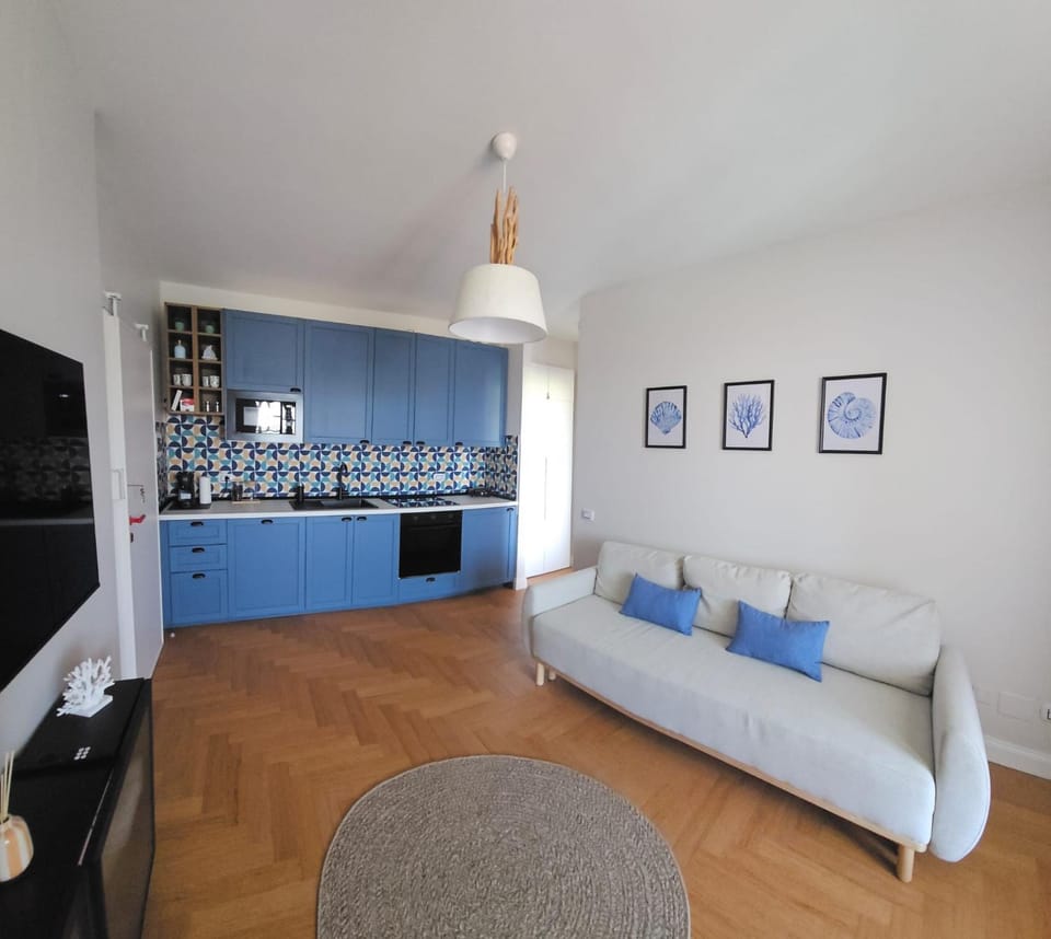 TV and multimedia, Kitchen or kitchenette, Living room, Seating area, Dining area
