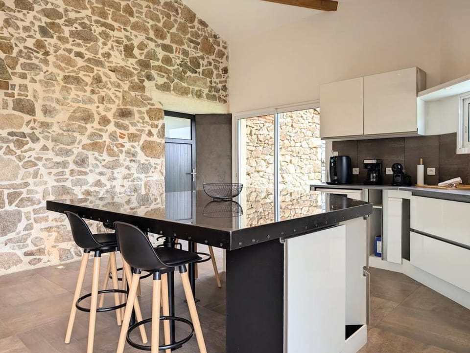 Kitchen or kitchenette, minibar, oven, stove